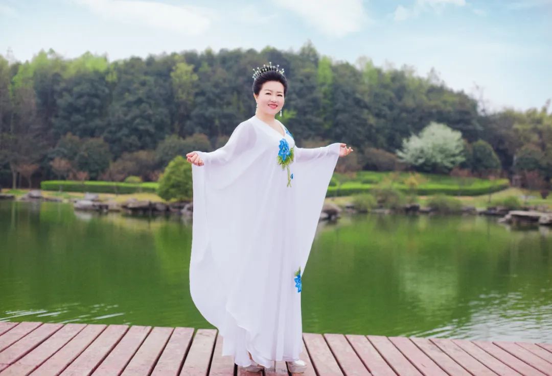  最美撫仙湖，最撫“凡人”心！《萬(wàn)合智慧覺(jué)醒》5月24日云南撫仙湖開(kāi)啟！讓我們一起遇見(jiàn)最美的自己！ 